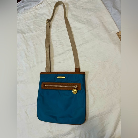 Michel kors cross body, no flaws. Used only one time. - Picture 7 of 7